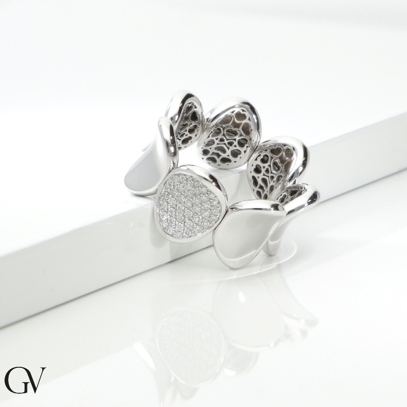 Elastic ring in white gold 18k with 6 oval platelet and one pavè diamonds plate Elastic ring in white gold 18k with 6 oval platelet and one pavè diamonds plate