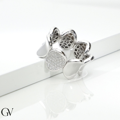 Elastic ring in white gold 18k with 6 oval platelet and one pavè diamonds plate