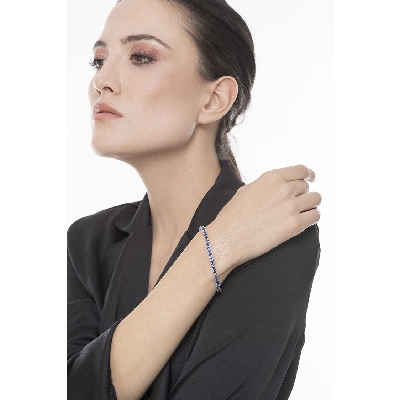 18k white gold tennis bracelet with blue sapphire