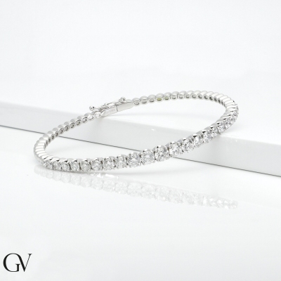 Semi rigid elegant bracelet with diamonds