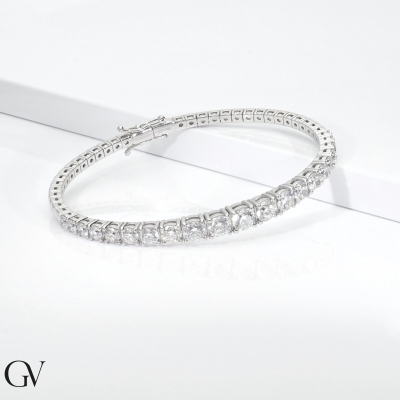 18k white gold semi rigid bracelet with graduated diamonds