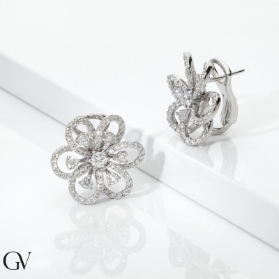 Flower earrings in white gold 750 with diamonds