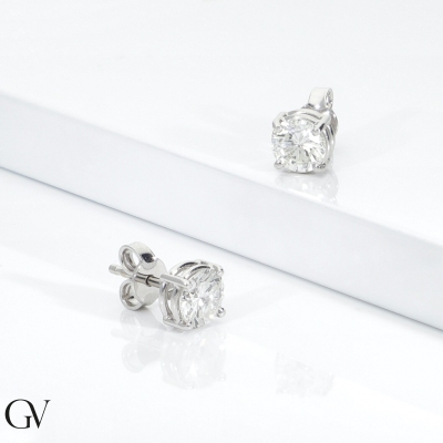 18kt white gold diamond stud earrings