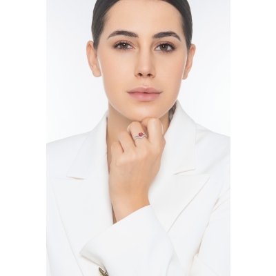 18k white gold ring with a central ruby heart cut and diamonds 