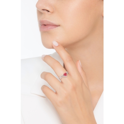 18k white gold ring with a central ruby heart cut and diamonds 