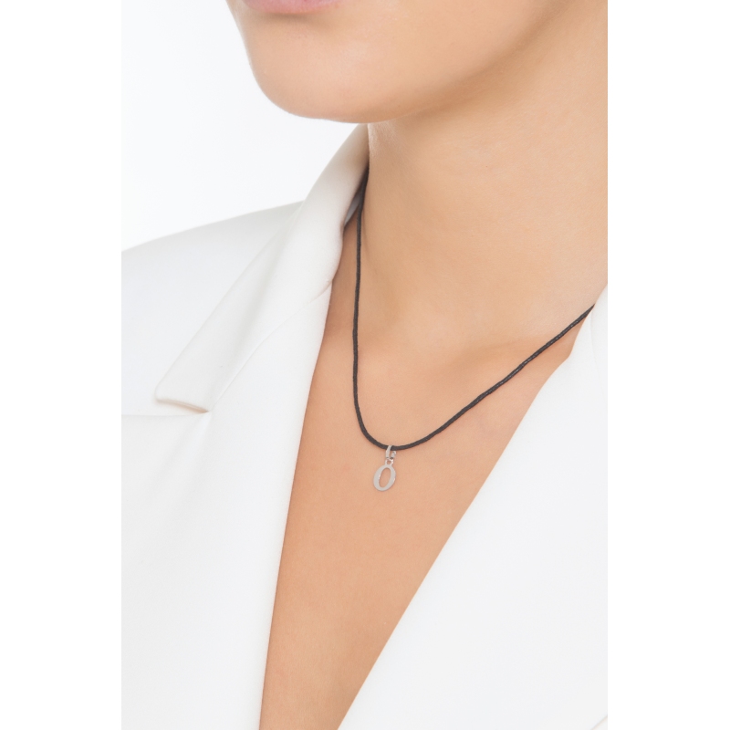 Pendant with initial letter O in uppercase in 18k white gold