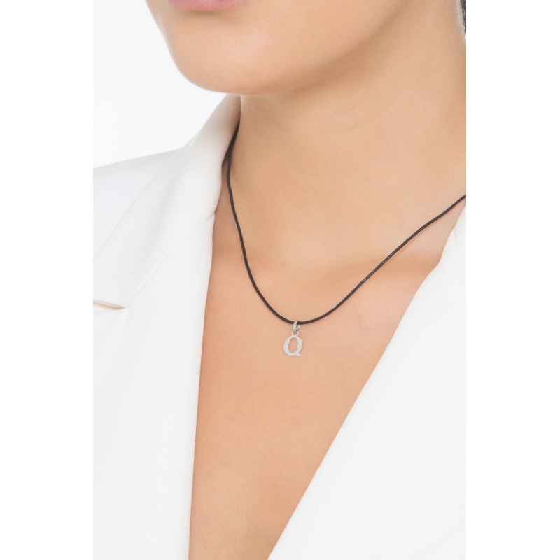 Pendant with initial letter Q uppercase in 18k white gold Pendant with initial letter Q uppercase in 18k white gold