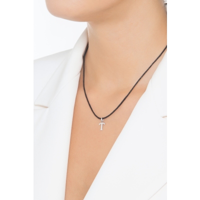 Pendant with initial letter in T capital letters in 18k white gold