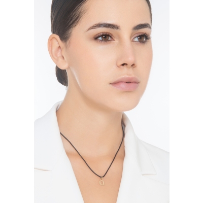 Pendant with initial letter Q in uppercase in 18k yellow gold