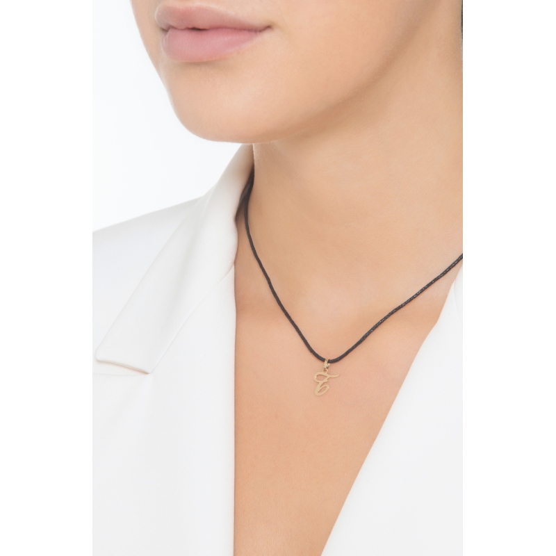 Pendant with initial letter in italic in 18k yellow gold Pendant with initial letter in italic in 18k yellow gold