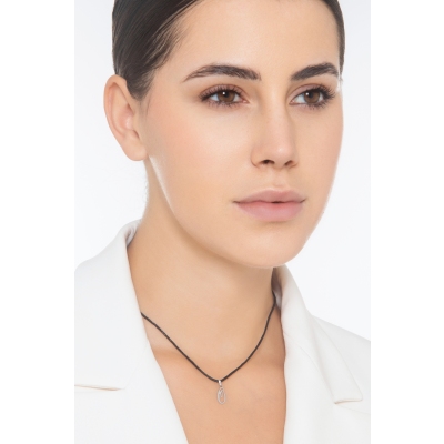 Pendant with initial letter O in italic in 18k white gold