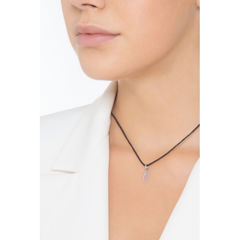 Pendant with initial letter O in italic in 18k white gold
