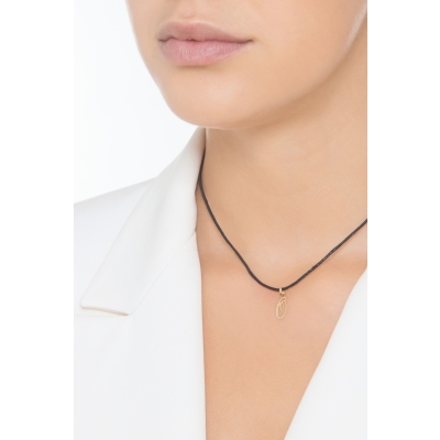 Pendant with initial letter O in italic in 18k yellow gold