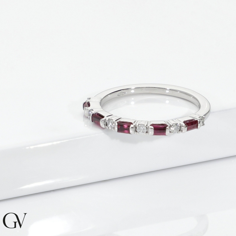 Design ring in white gold 750 with rubies and diamonds Design ring in white gold 750 with rubies and diamonds
