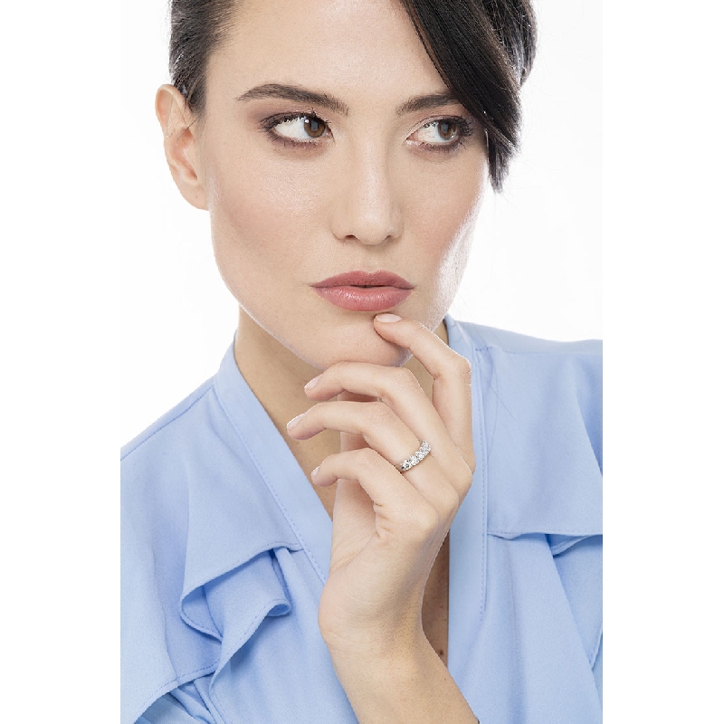 White gold 18k 7 diamonds ring  White gold 18k 7 diamonds ring