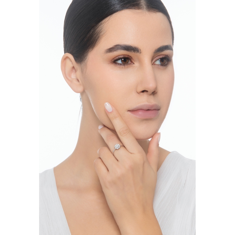 Halo flower ring in white gold 750 with diamonds Halo flower ring in white gold 750 with diamonds