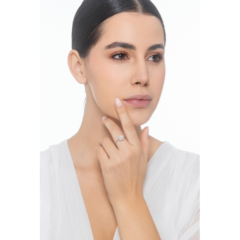 Flower halo ring in white gold 750 with diamonds Flower halo ring in white gold 750 with diamonds