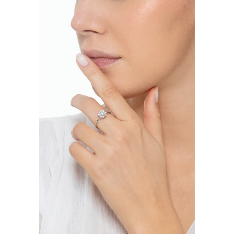 Flower halo ring in white gold 750 with diamonds Flower halo ring in white gold 750 with diamonds