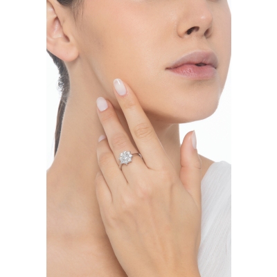 750 white gold flower diamond ring