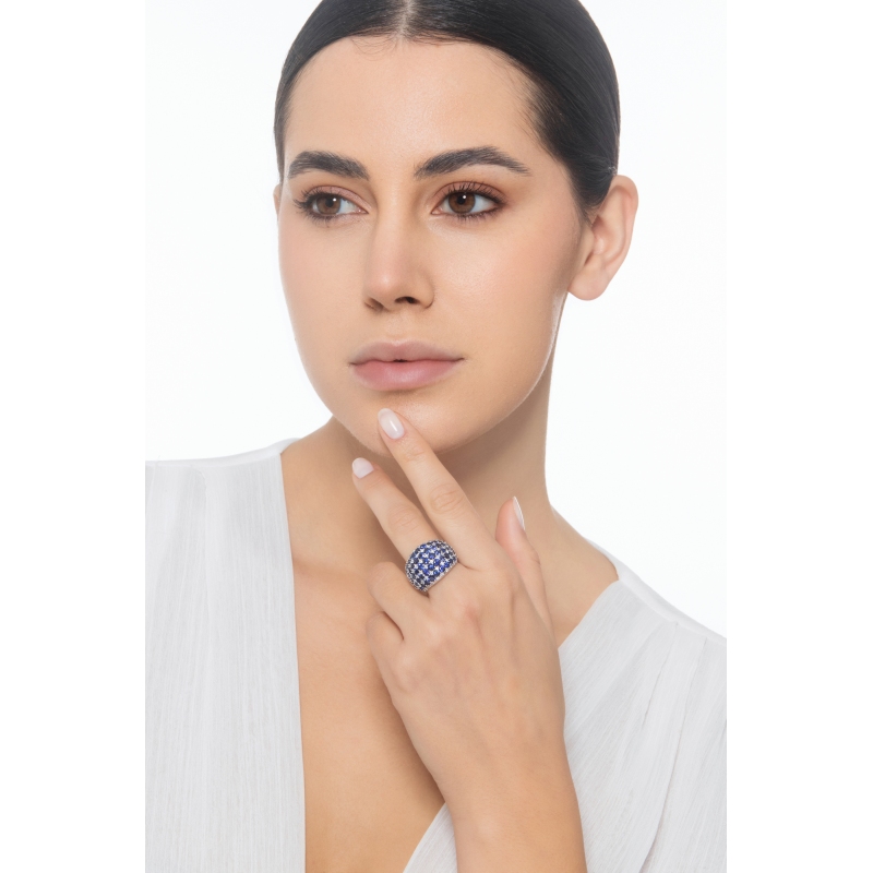 Design ring in white gold 18k with blue sapphires and diamonds