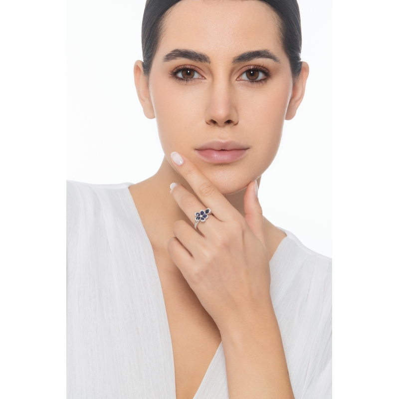 Flower ring in white gold 750 with blue sapphires and diamonds Flower ring in white gold 750 with blue sapphires and diamonds