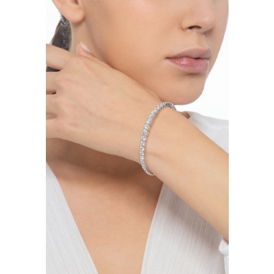 18k white gold semi rigid bracelet with graduated diamonds