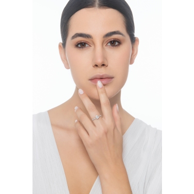 Pear solitaire ring in white gold 18k with diamonds