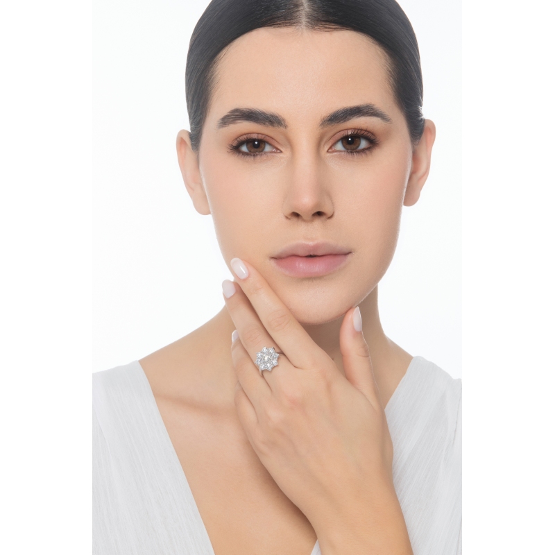 Flower diamond ring in white gold 18k with diamonds