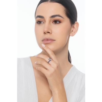 18k white gold TOI et MOI ring with blue sapphires and diamonds