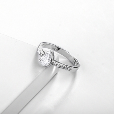 Pear solitaire ring in white gold 18k with diamonds