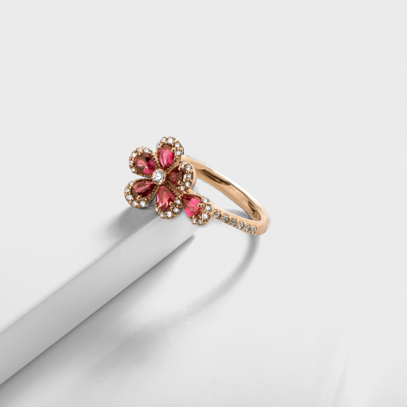 Flower ring in rose gold 750 with rubies and diamonds Flower ring in rose gold 750 with rubies and diamonds