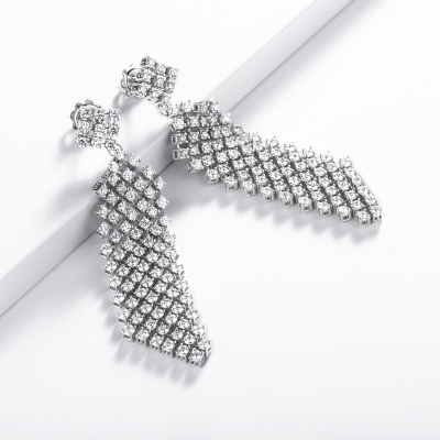 18k white gold earrings design with diamonds