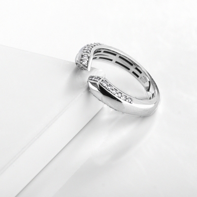 750 white gold open ring with diamonds