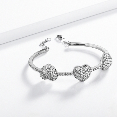 750 white gold spring bracelet with 3 hearts in diamonds