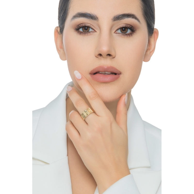 18k yellow gold band ring with grooved surface 18k yellow gold band ring with grooved surface