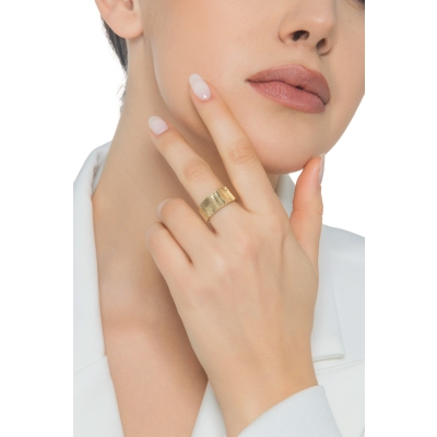 18k yellow gold band ring with grooved surface