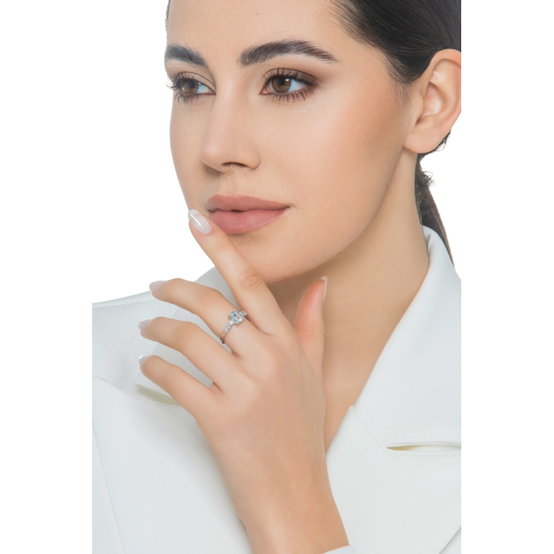 750 white gold aquamarine and diamonds ring 750 white gold aquamarine and diamonds ring