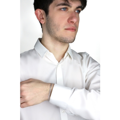 Stylish tennis bracelet with diamonds