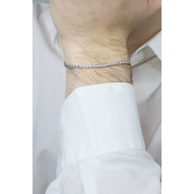 Stylish tennis bracelet with diamonds