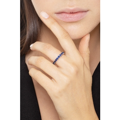 Eternity ring with blue sapphires in 18kt white gold