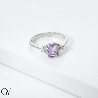 18k white gold ring with rectangular amethyst and diamonds