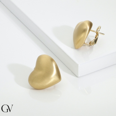 Satin finished heart earrings in yellow gold 18k