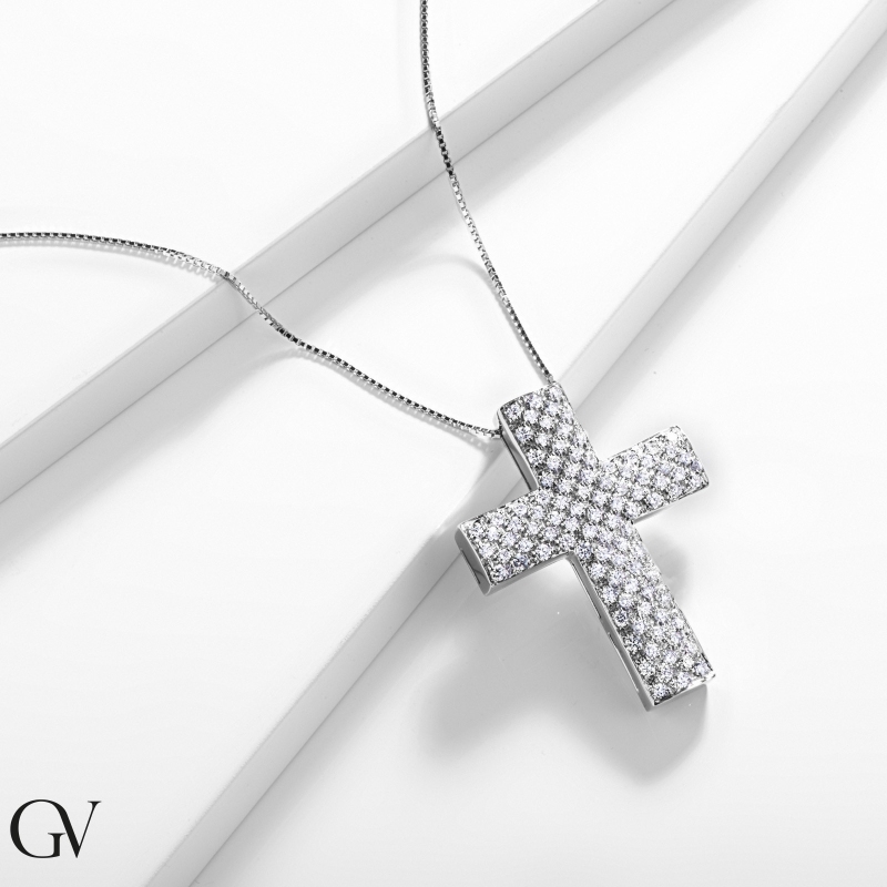 18k white gold necklace with cross pendant in diamonds