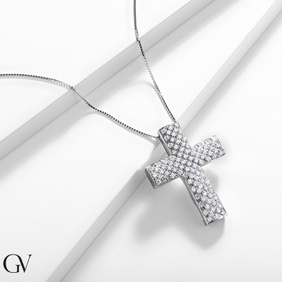18k white gold necklace with cross pendant in diamonds