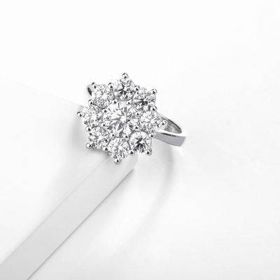 750 white gold diamond flower ring