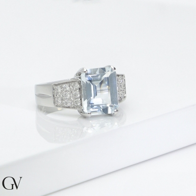 Aquamarine ring with diamonds