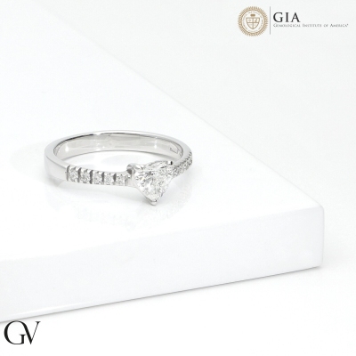 Solitaire ring with diamond heart cut 0.50ct GIA in white gold 18k