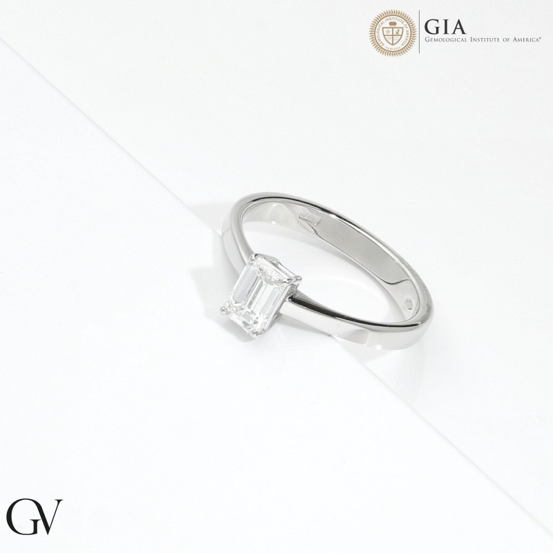 Ring with diamond emerald cut 0.70 ct GIA in white gold 18k  Ring with diamond emerald cut 0.70 ct GIA in white gold 18k