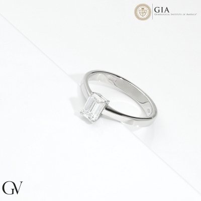 Ring with diamond emerald cut 0.70 ct GIA in white gold 18k 