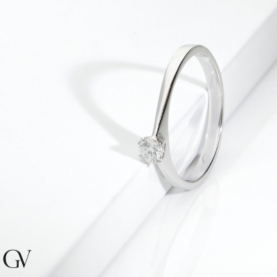 18k white gold solitaire ring with 8 prong diamond setting 0,15ct